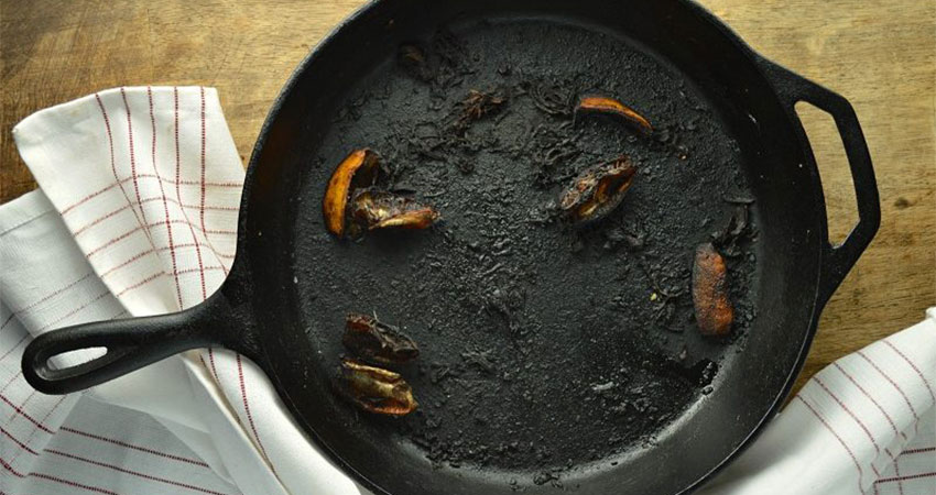 چگونه غذای سوخته را از  قابلمه تفلون تمیز کنیم